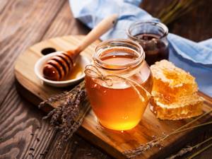 В чём польза мёда: 7 главных его свойств и кому нельзя его есть?