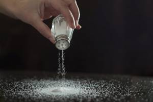 Почему люди употребляют много соли?