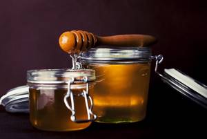 В чём польза мёда: 7 главных его свойств и кому нельзя его есть?