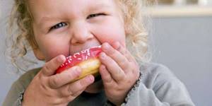 Что вызывает ожирение у детей и как его можно предотвратить?