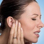 Болит ухо? 9 причин этой боли и как её устранить